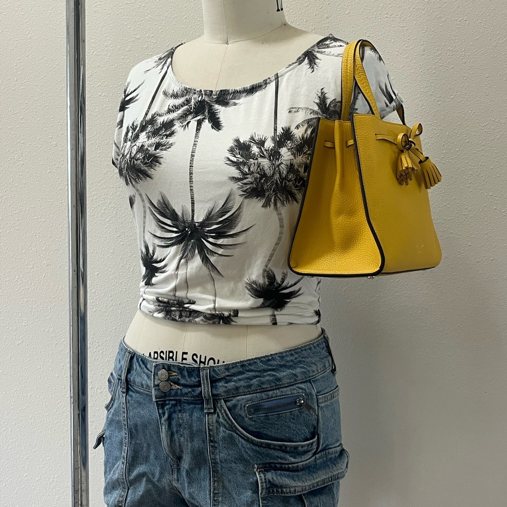 Black and White Palm Print Top by Vermilli